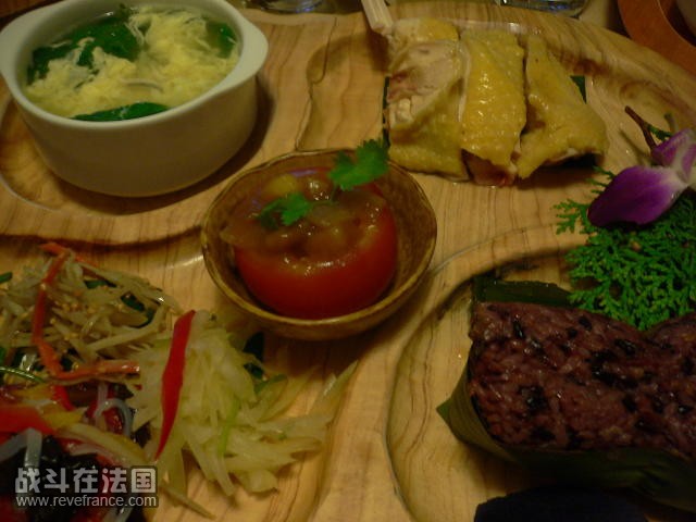 养生餐。餐厅里的用具和装饰都是用台湾盛产的桧木。可以闻到木材的清香。 ...