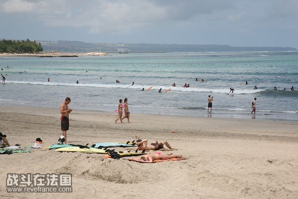 巴厘岛-库塔海边冲浪的人群.jpg