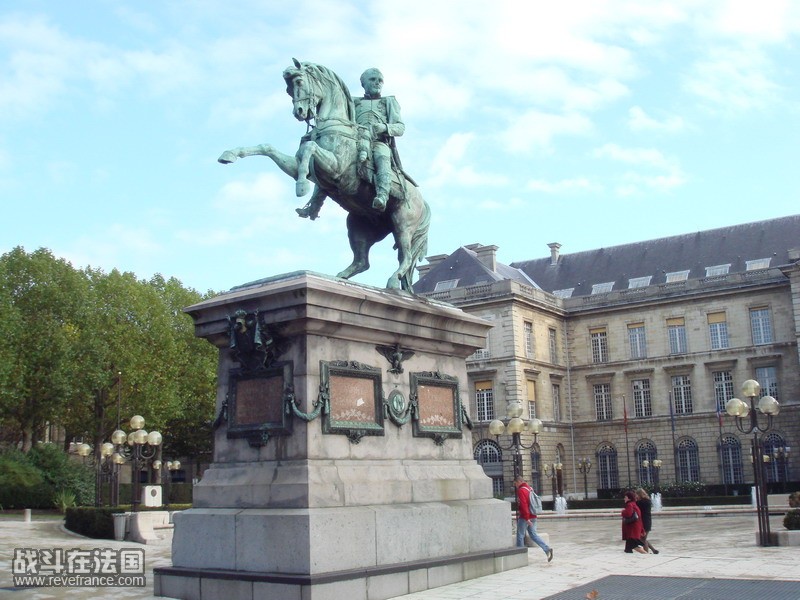 HOTEL DE VILLE 门前的那破伦大帝.JPG