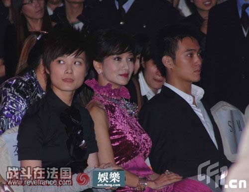 赵雅芝与儿子一同坐在台下，周围众多知名艺人