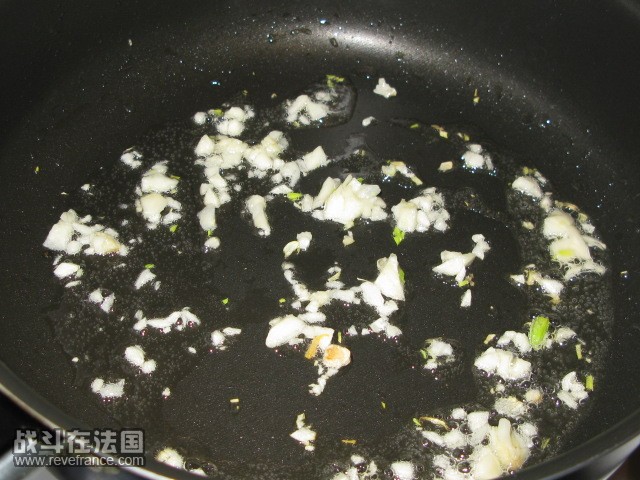 热锅热油爆蒜蓉