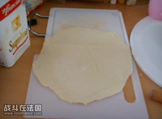 擀成面饼，喜欢脆的就擀薄，喜欢类油条的就擀厚