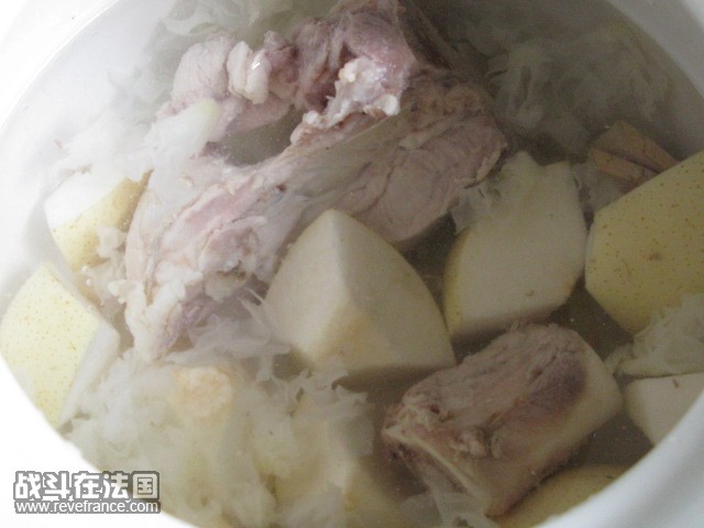 大骨头先煲开去血水,然后各种材料下锅