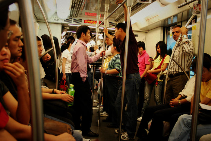 地鐵車廂，比巴黎的干凈很多倍，不過座位是用要搶的。