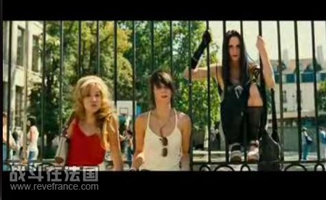 1sid给angie电话号码时被金发女孩嘲笑.jpg