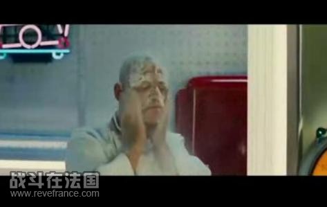 7sid的老板接到手机也作出了奇怪的举动.jpg