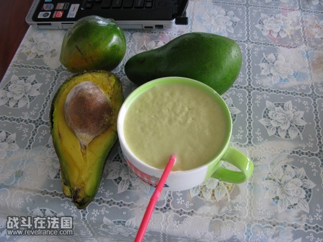 开估,AVOCAT+LAIT,这里的AVOCAT当米饭啊,难怪人家有漂亮的大胸和圆圆的屁股,最大的AVOCAT就像小西瓜这么大 ...