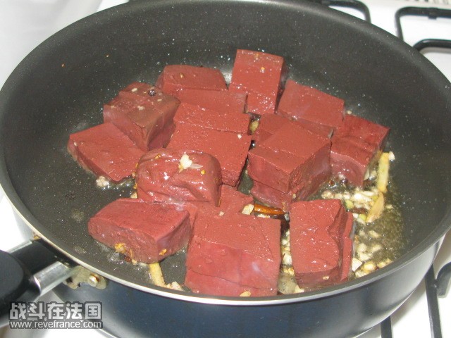热油后依次下花椒,干辣椒,姜,蒜,爆香后下血豆腐
