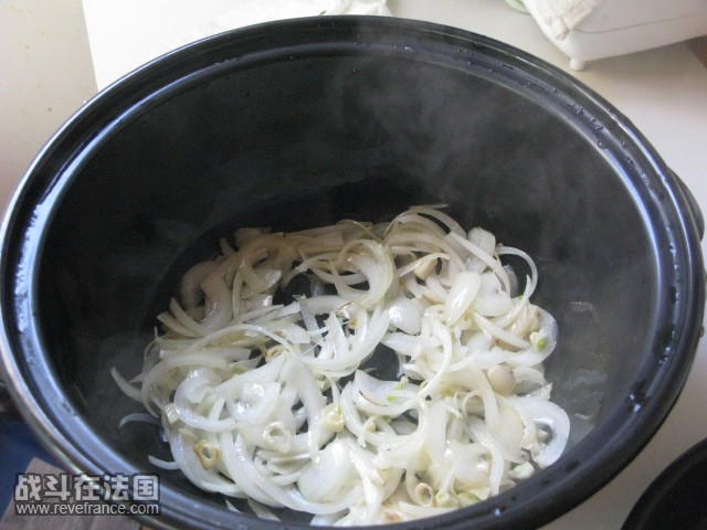 2。把炒香的洋葱，蒜放入大锅底部