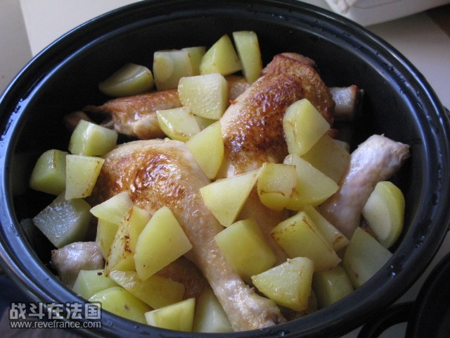 3。把准备好的鸡腿，土豆放入锅中