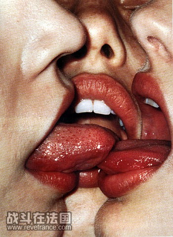 sisly kissing.jpg