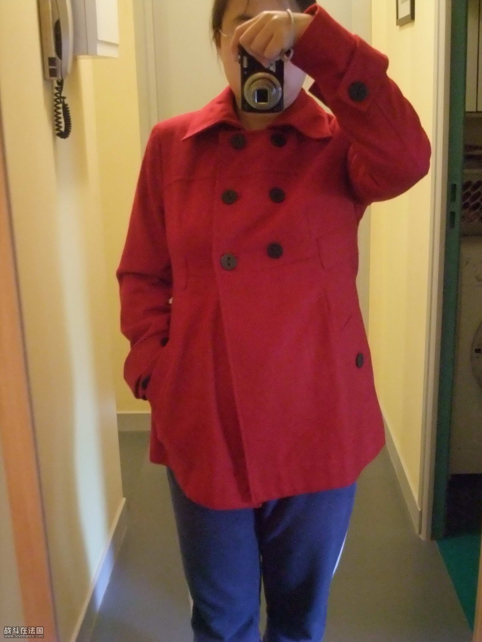 扣上的样子。真难得呀，居然可以扣得上。