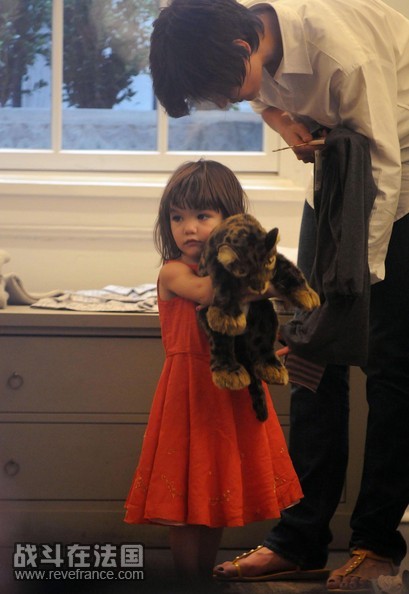 Little+SURI+Learns+Mom+KATIE+HOLMES+How+Dress+JzPBs7KjR3kl.jpg