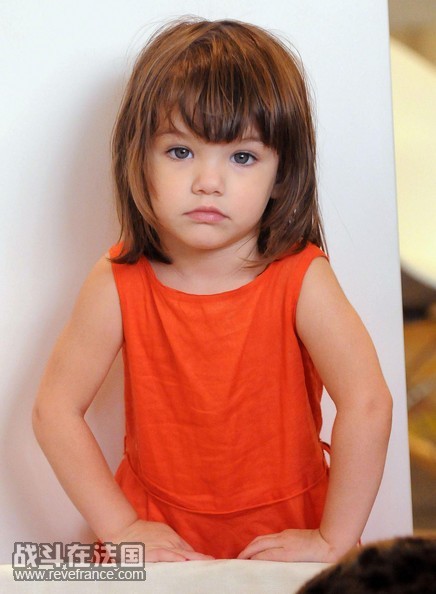 Little+SURI+Learns+Mom+KATIE+HOLMES+How+Dress+mVpTNIommEDl.jpg