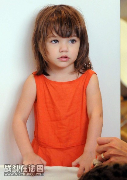 Little+SURI+Learns+Mom+KATIE+HOLMES+How+Dress+uYHmxRPXG1Ul.jpg