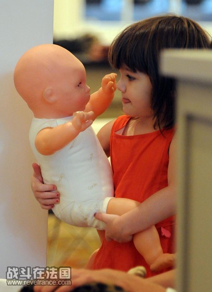 Little+SURI+Learns+Mom+KATIE+HOLMES+How+Dress+Y8_AACz7bI0l.jpg