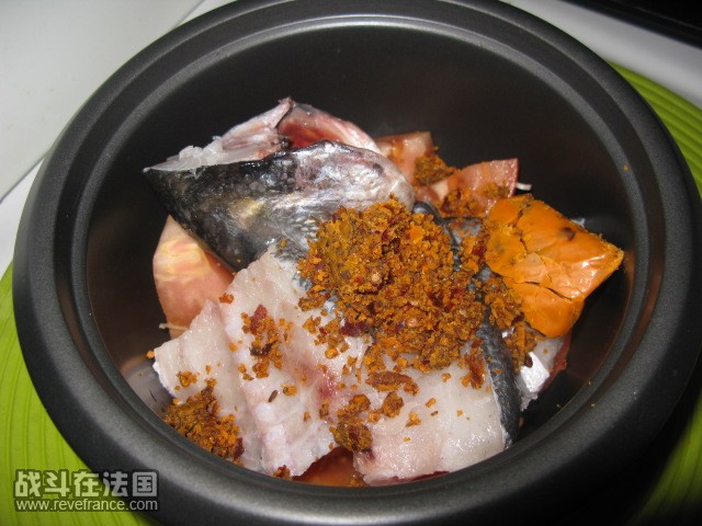 把鱼头，和鱼骨放入锅内也当汤底用，再加点火锅汤料和酒