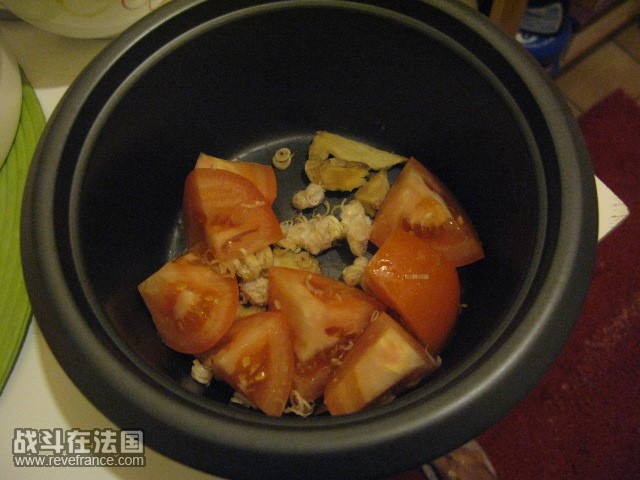 准备火锅汤底，就西红柿，姜，还有点CITRONNEL