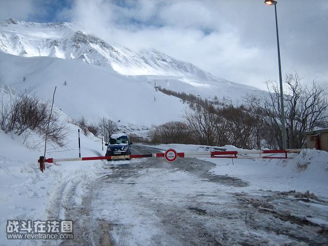 其中一段路因为大雪关闭，让我们等了近一个小时