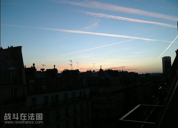 巴黎的天空什么时候都很美。
