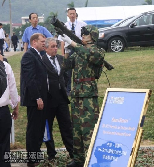 c2白俄罗斯军方人员观看中国“猎影”系统.jpg