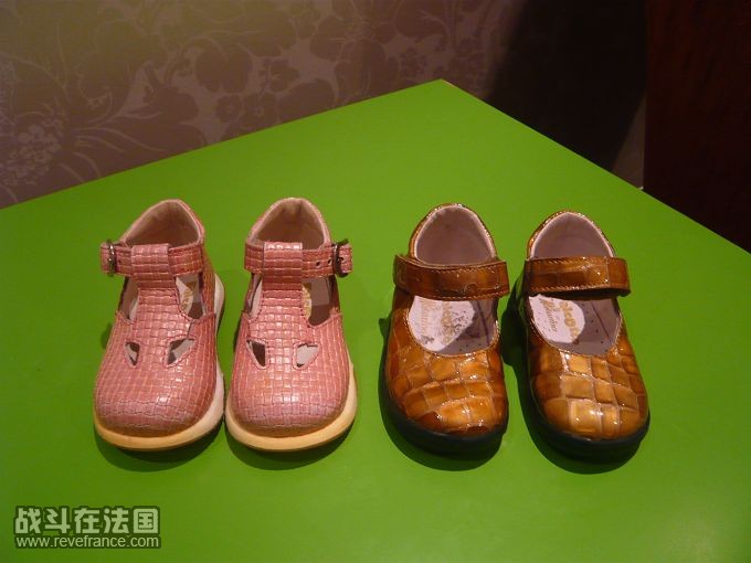 左 FALCOTTE  VP刚卖过 买过的妈妈应该价格不便宜啦 18码 95成新 8欧  右 FALCOTTE 18码 9成新  8欧 ... .. ...