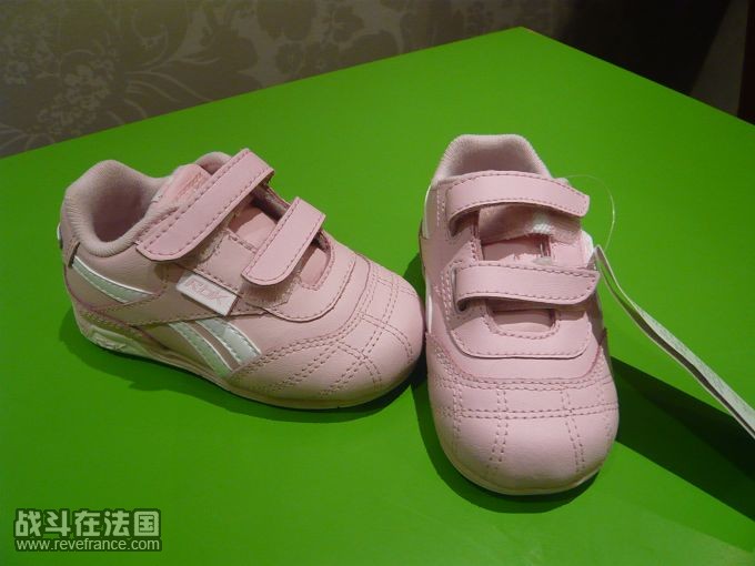 一双被遗忘的鞋子 搬家提前打包在行李中 等再翻出来 已经太小鸟 20码 全新 15欧  ... ... ...