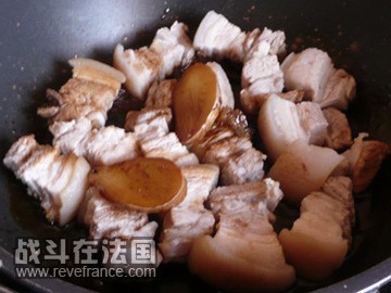 放入酱油后，把煮过肉放入锅内