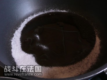 放糖，火不要太大