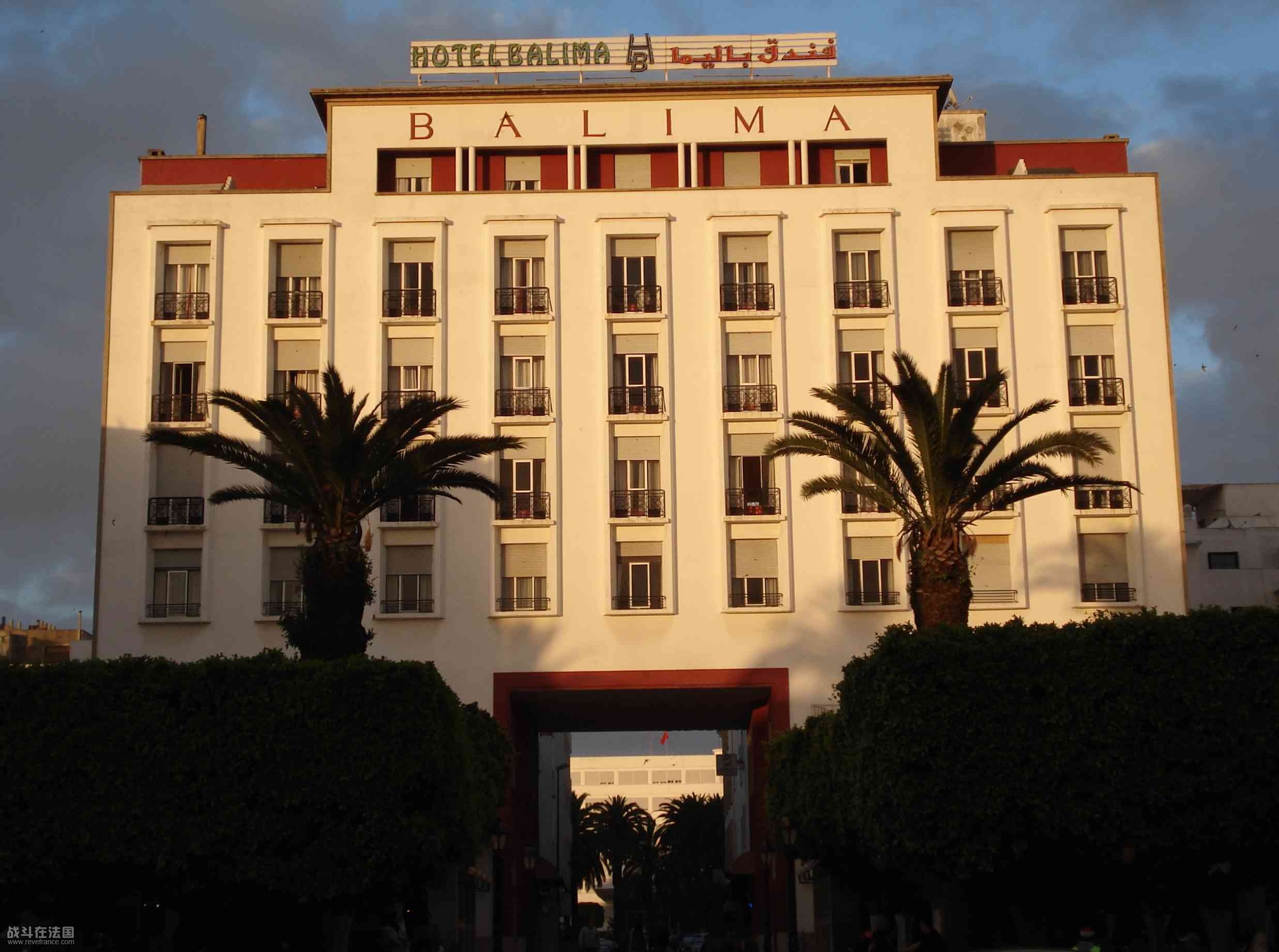 Rabat 的Hotel Balima,我就住在第二层，右边数第四个阳台处，可见阳台窗门打开