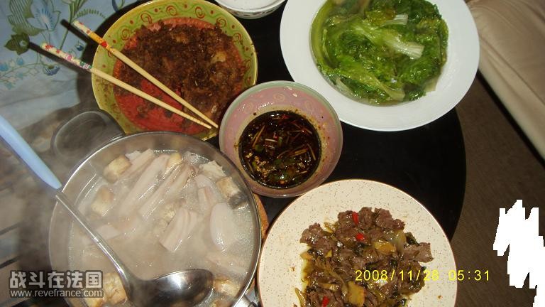 粉蒸排骨    排骨莲藕汤    酸菜炒牛肉     蒜蓉蚝油生菜.jpg
