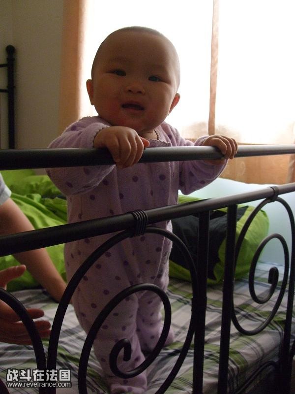 2H2B家的宝宝，8个月就会自己扶着床栏站起来了