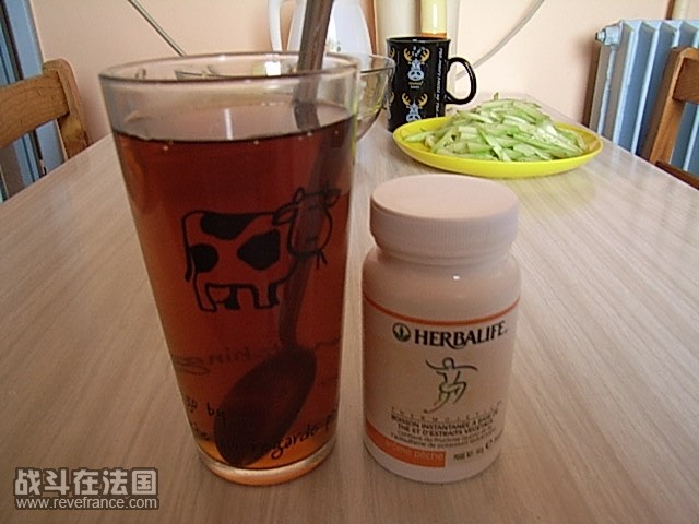 茶冲好的跟瓶子正面.JPG