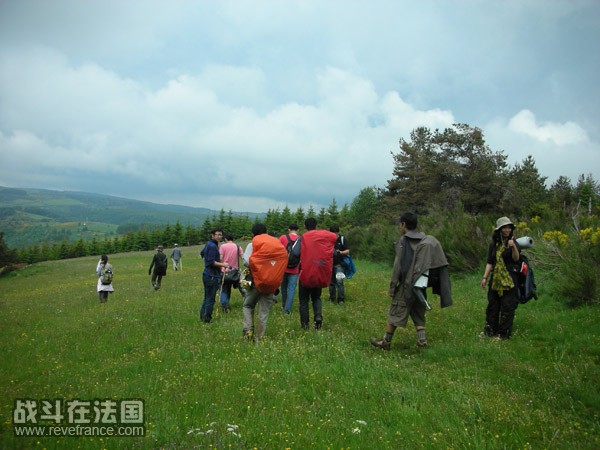 大家开始跟着感觉走了 远处飘来的肉香比眼皮底下的地图更容易找到方向