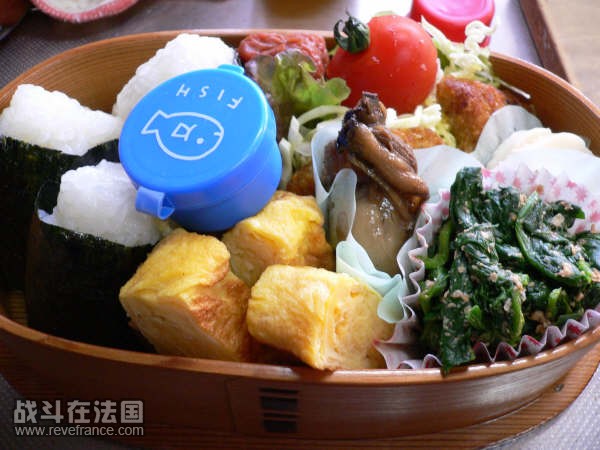 米饭+鸡蛋卷+青菜+墨鱼仔+番茄