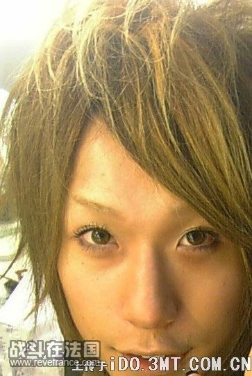 好像是他化妆后没有ps的，看起来好脏好脏好脏