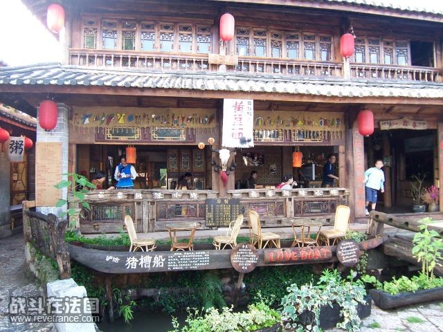 一个东北下岗女士和她先生开了一个饭馆， 活得很滋润