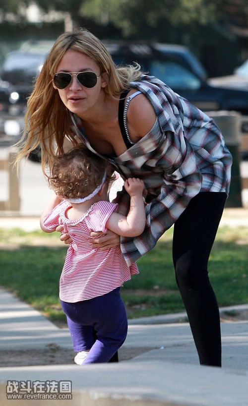nicole richie and harlow 5139 1.jpg