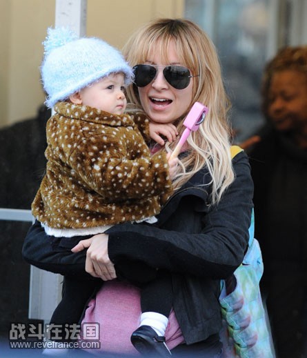 Nicole Richie and Harlow 01.jpg
