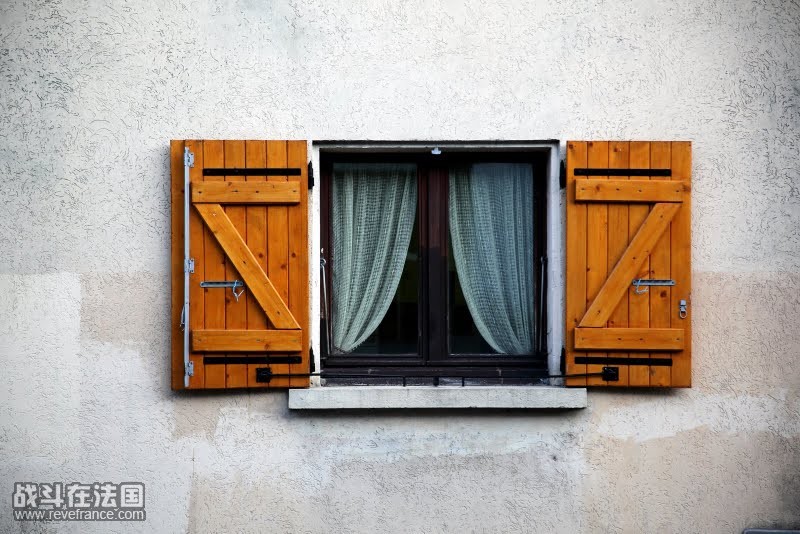 格勒的特色，可爱的木头窗户