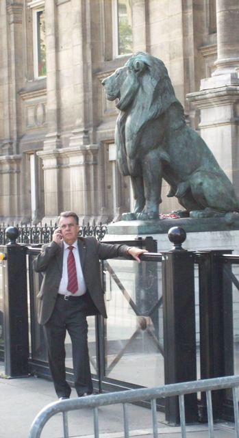 巴黎市政厅，看门大哥和看门狮子