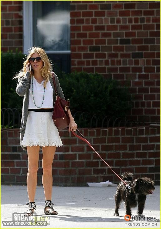 TTsienna-miller-jonny-lee-miller-walk-05.jpg