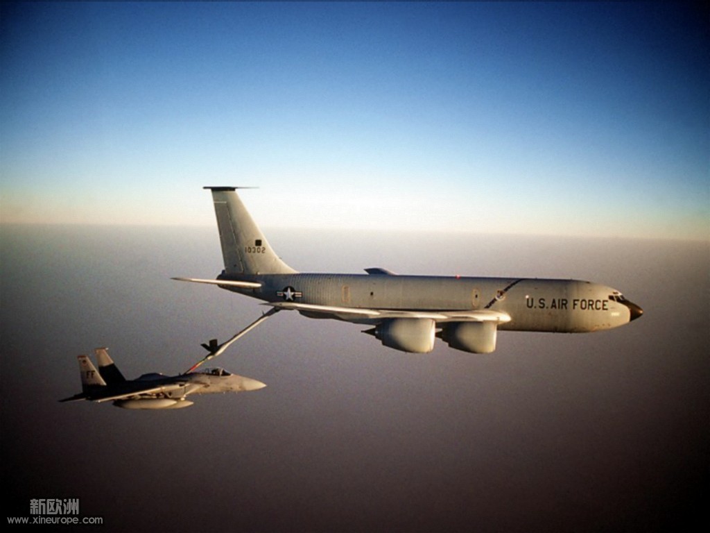 F22_'Raptor'_midair_refueling,_US_Air_Force.jpg