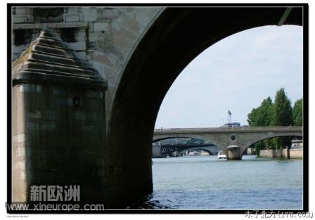 Coldiing Night over Seine River.jpg