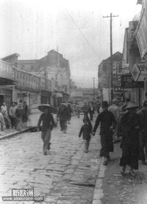 1940年的昆明市街头景色，行人匆匆.jpg
