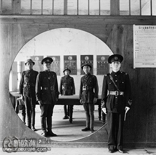 1944年，四川省成都的警察局工作人员。看起来还满精神的嘛。.jpg