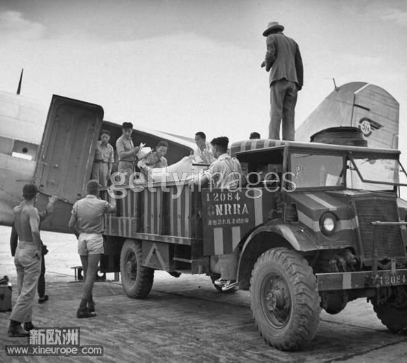 1946年， 美国援华面粉空运至上海，准备运给难民。.jpg