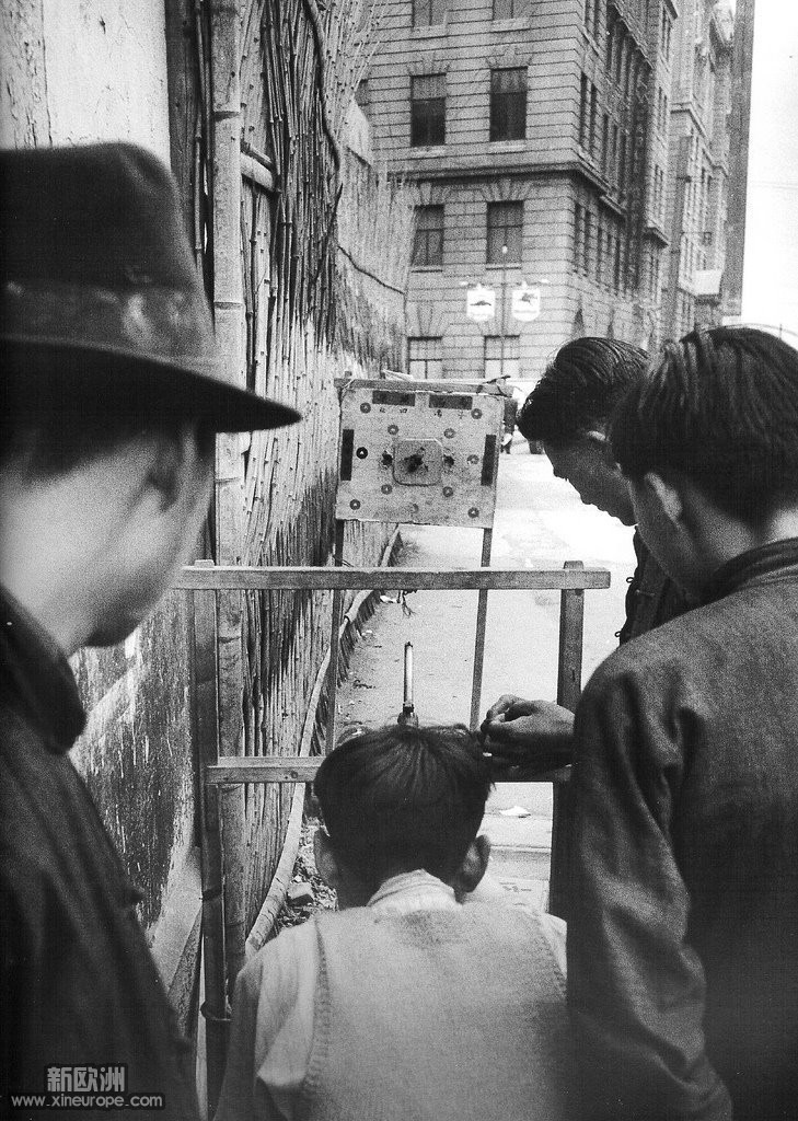 1948年2月的上海，咱老百姓还是有心情玩打气枪游戏的哈.jpg