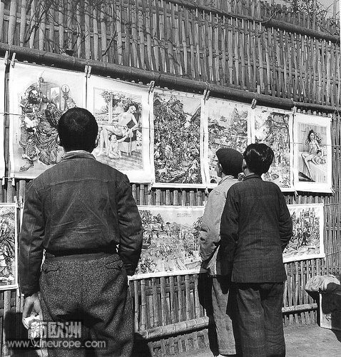 1948年1月上海，卖年画依旧获得人们的观看.jpg