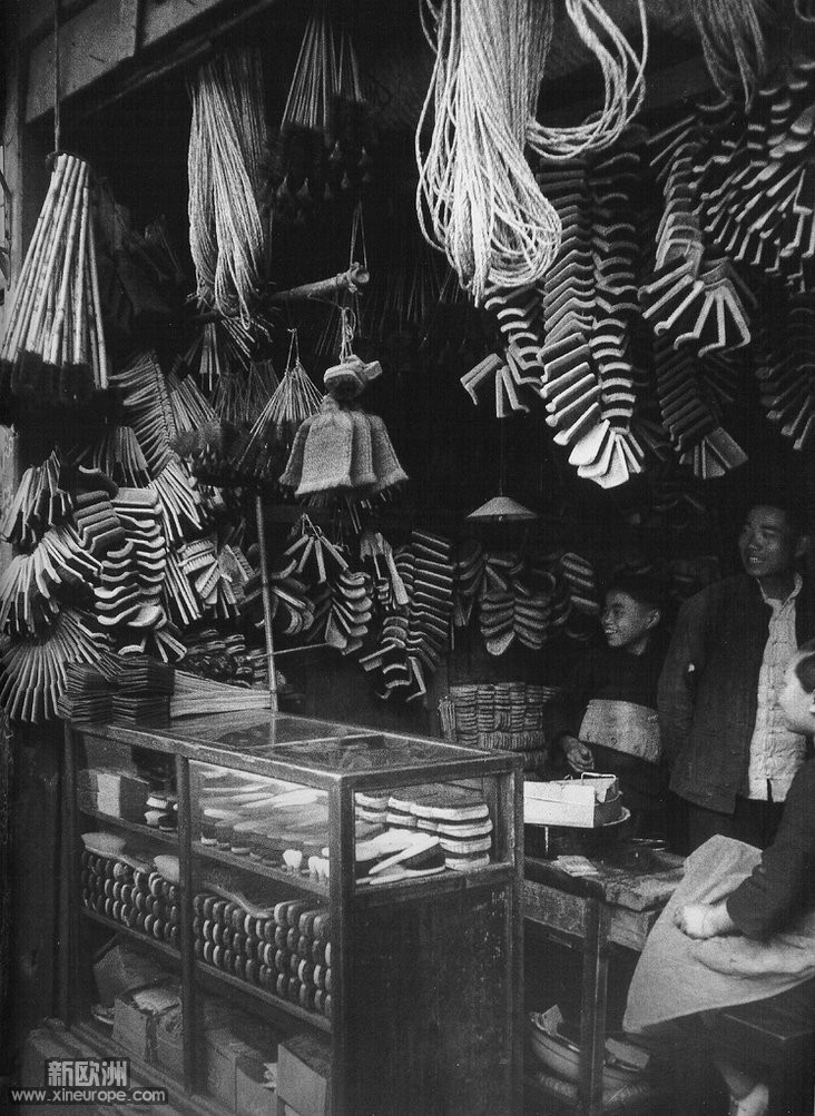 1948年3月，上海街边的杂货店.jpg